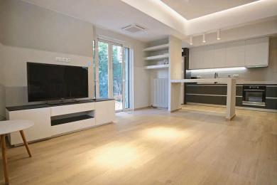VARKIZA (Center), Luxuriously renovated aprt close to the beach