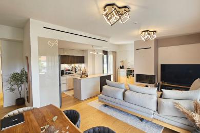 ΑΛΙΜΟΣ(Πανί),Πολυτελές διαμ. με ιδιωτ. περιβαλλοντα χωρο 140 τ.μ