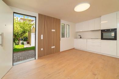 ΓΛΥΦΑΔΑ (Γκόλφ), Ανακαινισμένο διαμέρισμα 40τ.μ, σε ήσυχο σημείο