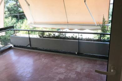 ΒΑΡΚΙΖΑ (Κέντρο), Αξιόλογο διαμέρισμα λίγα μέτρα απο την παραλία