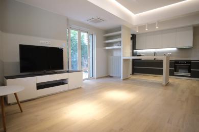 ΒΑΡΚΙΖΑ(Κέντρ,Ανακιανισμένο διαμέρισμα σε ελκυστική τοποθεσία