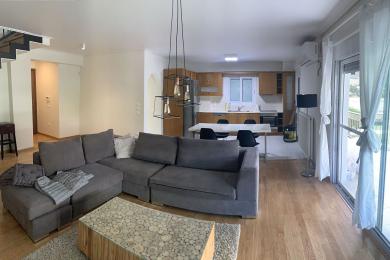 ΓΛΥΦΑΔΑ (Γκόλφ), Μεζονέτα 150τ.μ, με κήπο