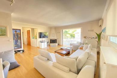 ΒΑΡΚΙΖΑ(Κέντρο),Πολυτελώς ανακαινισμένο διαμ. σ'ελκυστικό σημείο