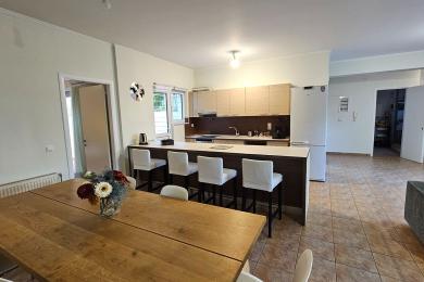 ΒΑΡΗ (Βάρκιζα), Φωτεινή μεζονέτα ιδανική για πολυμελή οικογένεια